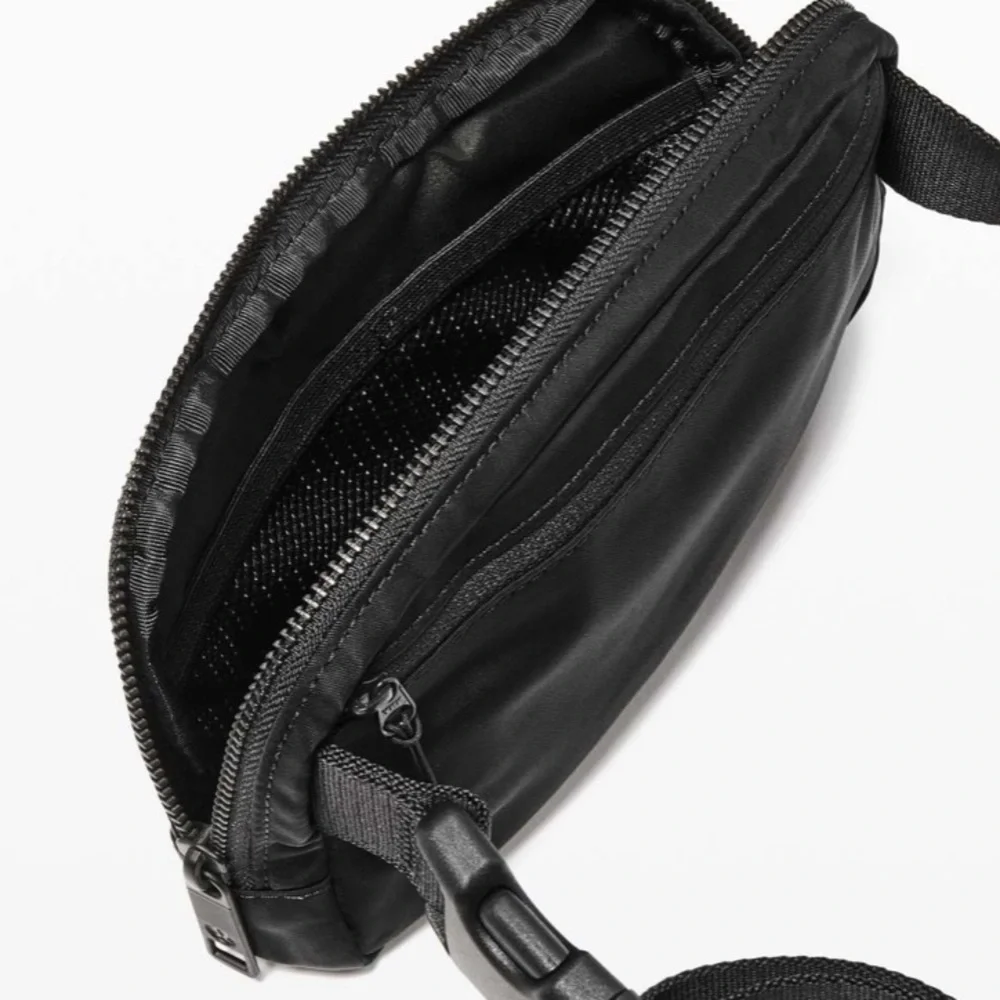 NWT Lululemon Everywhere Belt Bag Black Extended Strap - Picture 4 of 5